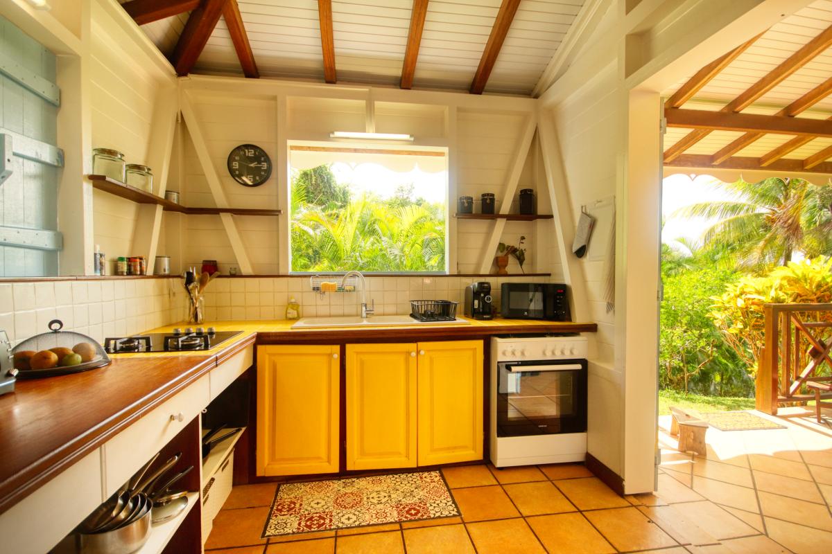 8 Villa rivière salée Martinique cuisine terrasse et fenêtre